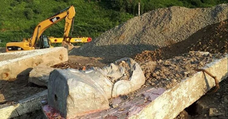 Юрий Гагарины хөшөөг хог дээр хаясан нь шүүмжлэл дагуулж байна