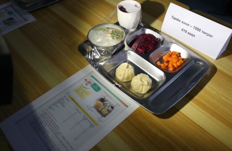 ФОТО: Сурагчдын үдийн цайг ‘ҮДИЙН ХООЛ’ болгожээ