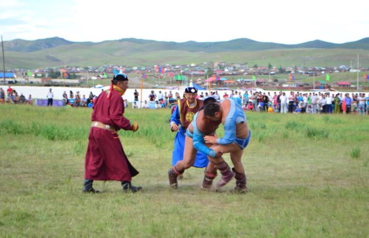 Хөвсгөл, Дорнод аймгуудад зохиогдсон бөхийн барилдаанд даваа наймаалцсан тул ЦОЛ ЧИМЭГ ОЛГОХГҮЙ