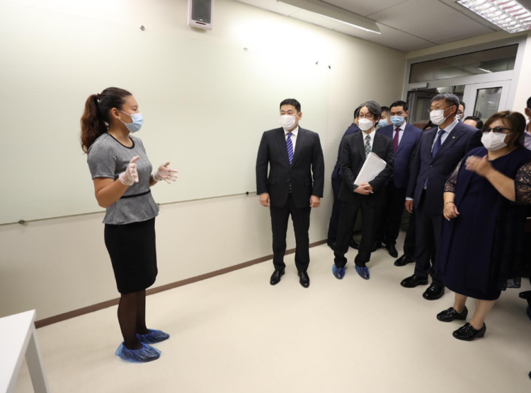 Ерөнхий сайд Л.Оюун-эрдэнэ хичээлийн шинэ жилийн бэлтгэл ажилтай танилцаж байна