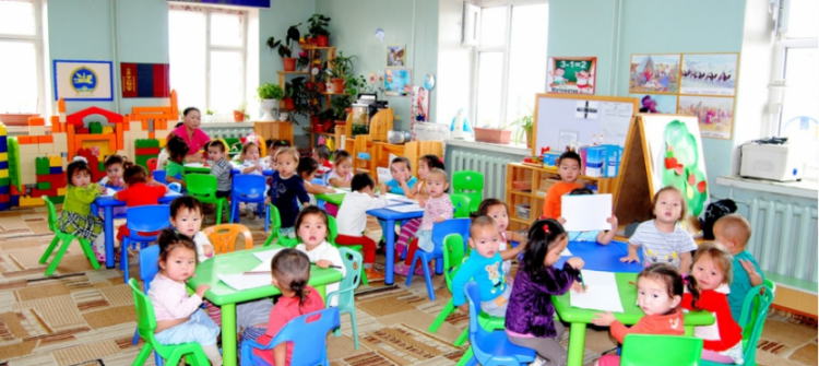 Цэцэрлэгийн ээлжийн багш нь Сургуулийн өмнөх боловсролын сургуулийн төгсөх ангийн оюутнууд байна