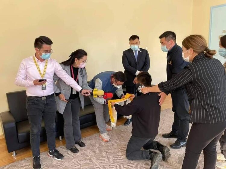 Э.Цэндбаатар Боксын холбооноос уучлал хүсэж хадаг барин өвдөг сөгдлөө