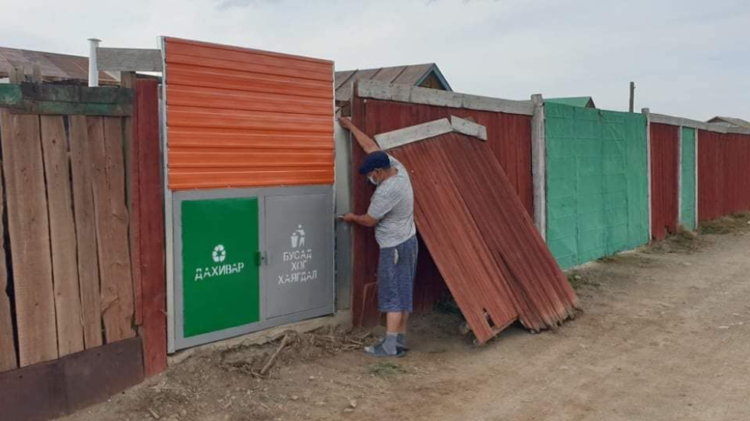 Гэр хорооллын айлуудад хог ялган ангилах зориулалтын сав байрлуулжээ