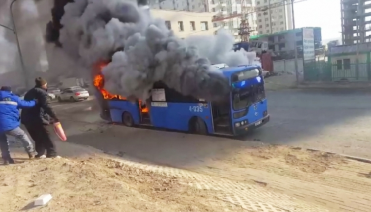 Зорчигч тээвэрлэж явсан автобус шатсан байна