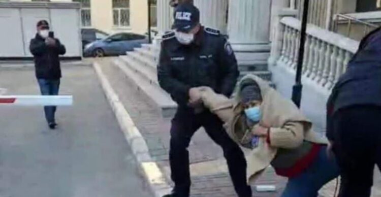 Д.Отгонтуяа: Би ганцаараа дөрөв, таван цагдааг гэмтээнэ гэж байхгүй. Тэр цагдаа нар л харин намайг гэмтээсэн….
