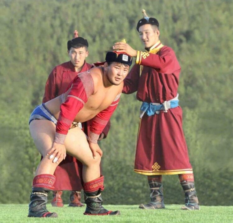 Хоёр сарын дотор бөхийн 3 цолыг авсан хурц арслан С.Сүхбат