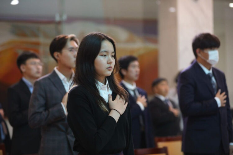 Олон улсын олимпиадад мөнгөн медаль хүртсэн сурагчдыг 8 сая төгрөгөөр шагнав