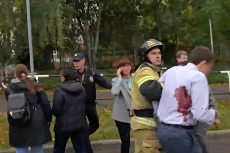 ОХУ-д зэвсэглэсэн этгээд сургууль руу халдаж, 17 хүний аминд хүрсний 11 нь хүүхэд байжээ