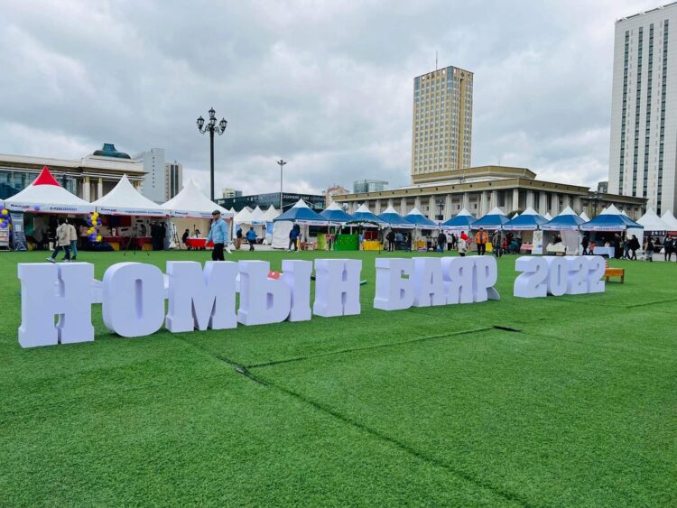 ХАМГИЙН ХОВОР НОМНООС ЭХЛЭЭД ДӨНГӨЖ ХЭВЛЭГДСЭН ШИНЭ БҮТЭЭЛҮҮД ТАНЫГ ХҮЛЭЭЖ БАЙНА