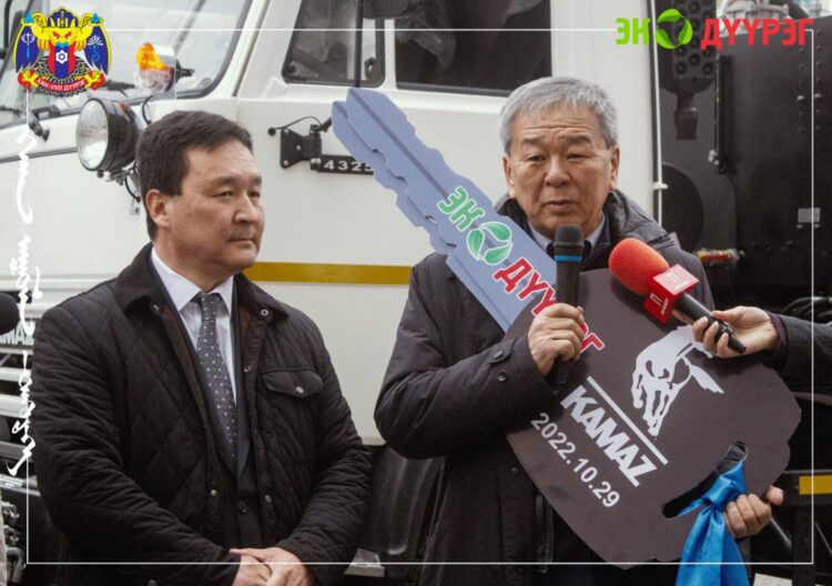 Хан-Уул дүүрэг цас, мөс цэвэрлэх, давс бодис цацах хосолсон үүрэгтэй зам цэвэрлэгээний 2 автомашиныг хог цэвэрлэгээ, тээвэрлэлт хариуцсан байгууллагууддаа хүлээлгэн өглөө