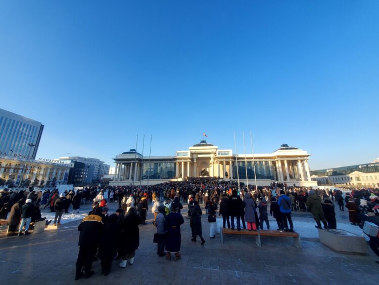 СЭРЭМЖЛҮҮЛЭГ: ТӨРИЙН ОРДНЫ ХАМГААЛАЛТЫН АЛБАНЫ 4 ХҮНИЙ ТОЛГОЙГ ХАГАЛЖЭЭ