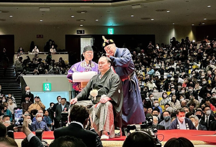 Хакүхо М.Даваажаргалын зодог тайлах ёслолд ямар хүмүүс очсон бэ?