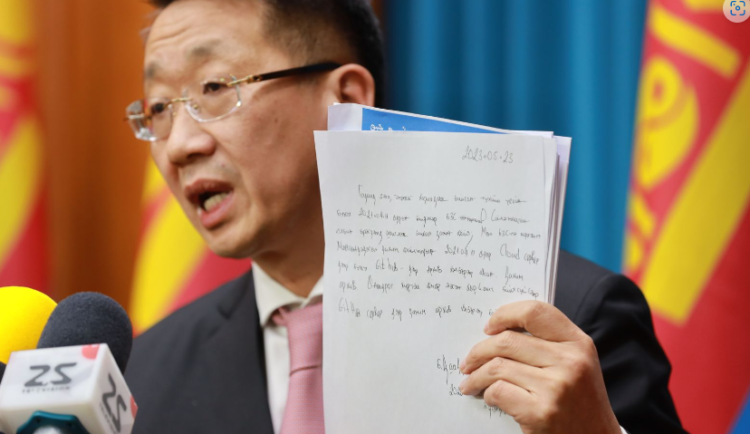 Л.Энх-Амгалан: Гадаадад сурч байгаа хүүхэд ‘амиа хорлоё’ гэсэн мэссэж ирүүлж байгааг зарим эцэг эх хэлж байна