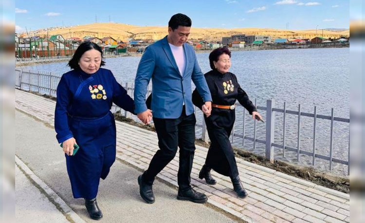 Ирэх сонгуульд горилогч: Ахмадуудтайгаа уулзахаар сайхан байдаг шүү, гүнжийн нууран дээр гүнж нартай болзсон мөч хэмээн постлов