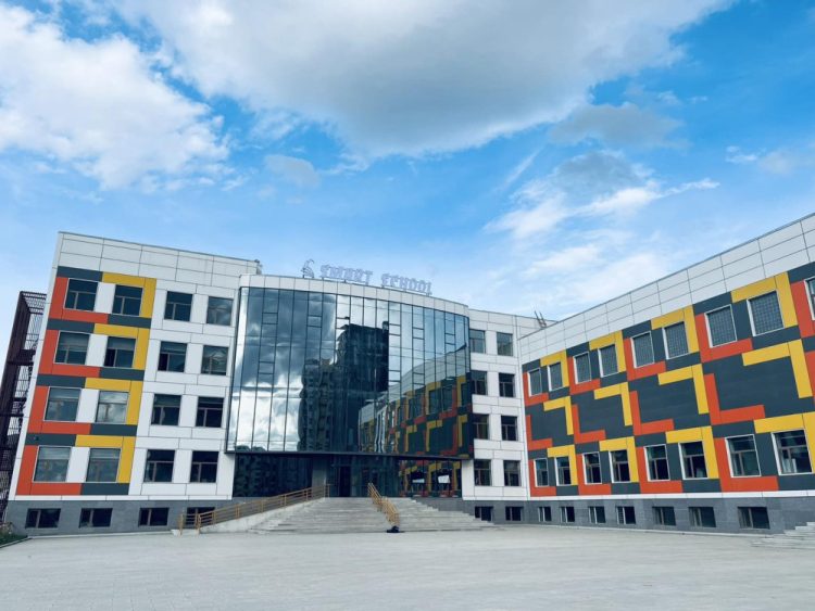 Дуучин Т.Баясгалангийн нэр дээрх барилгыг давхар худалдсанаас дунд сурагчдын хичээл тасалдахад хүрчээ