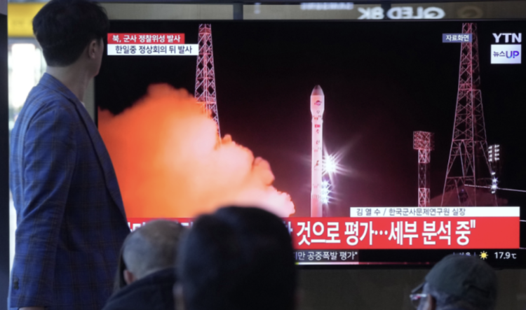 Умард Солонгосын тал Япон тэнгис рүү пуужин харважээ