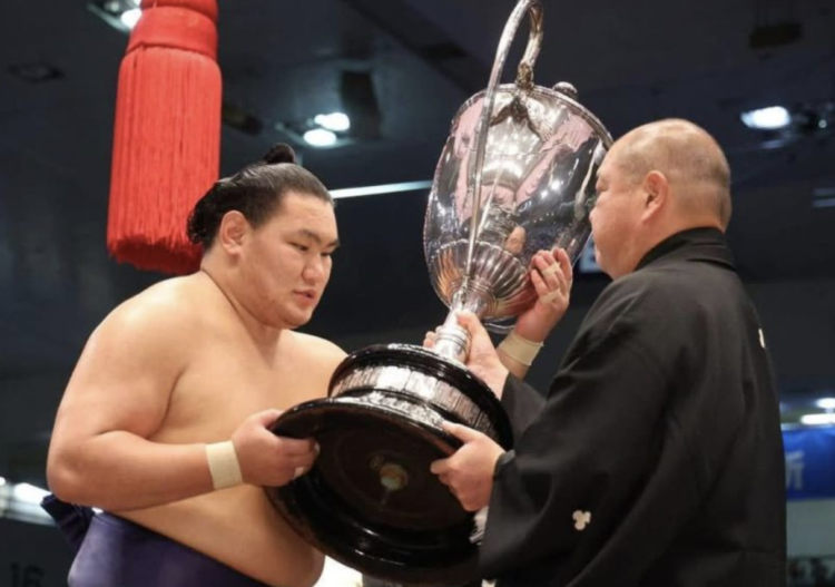 Озэки Хоошёорюү С.Бямбасүрэн мэргэжлийн сумогийн монгол бөхчүүдийн 103 дахь түрүүг хүртлээ