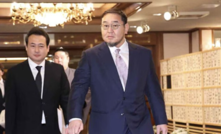 С.Бямбасүрэнгийн аварга цолны ёслол болж буй Мэйжи сүмд Асашорюү Д.Дагвадоржийг орохыг зөвшөөрөөгүй байна