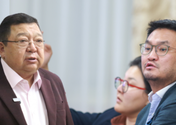 Ө.Шижир: С.Эрдэнэ дарга дэд консулаар очлоо гээд дөрвөн жил татвар төлөгчдийн мөнгөөр жаргаж байгаад л ирнэ. Сайн дураараа татгалзаж залуучуудад боломж олгох хэрэгтэй