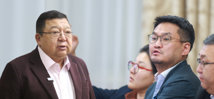 Ө.Шижир: С.Эрдэнэ дарга дэд консулаар очлоо гээд дөрвөн жил татвар төлөгчдийн мөнгөөр жаргаж байгаад л ирнэ. Сайн дураараа татгалзаж залуучуудад боломж олгох хэрэгтэй