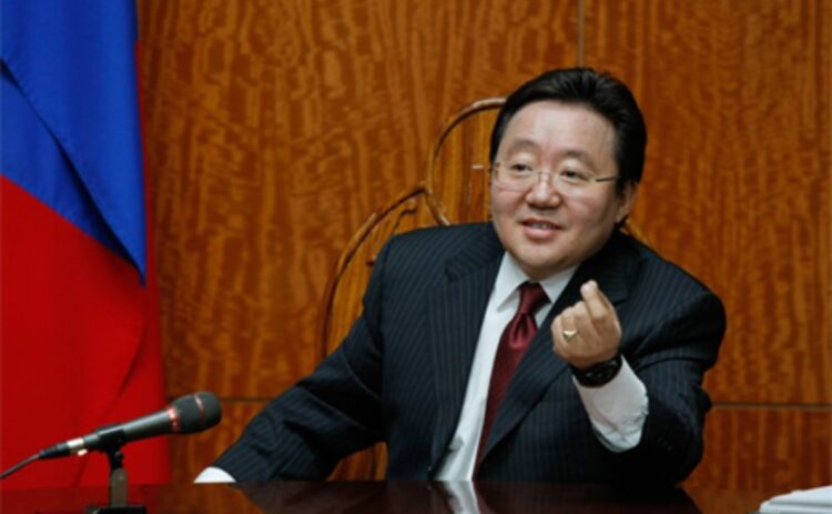 Интерполоор эрэн сурвалжлагдаж буй Ц.Элбэгдоржийг Трамп тангараг өргөх ёслолын бүжигт үдэшлэгтээ урьжээ