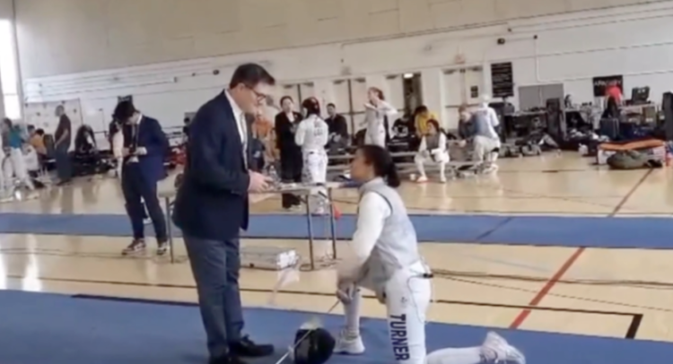 Трансжендер тамирчинтай тулалдахаас татгалзсан туялзуур сэлэмчийг тэмцээнээс хасжээ