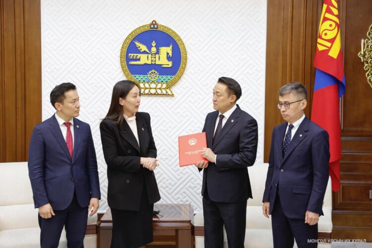 Нийтээр тэмдэглэх баярын болон тэмдэглэлт өдрүүдийн тухай хуульд нэмэлт оруулах тухай хуулийн төсөл өргөн мэдүүлэв