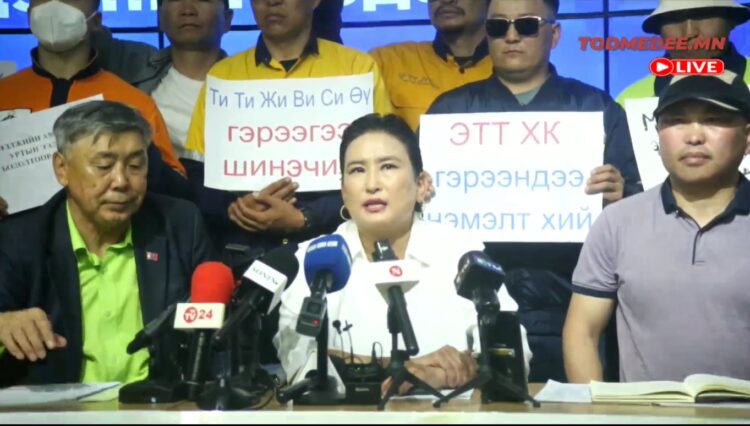 Уурхайчид: Бид баялагаа ухаж өгдөг боол болсон