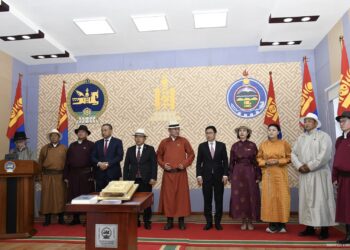 Увс аймгийн ИТХ-ын хуралдааны танхимд Үндсэн хуулийг заллаа