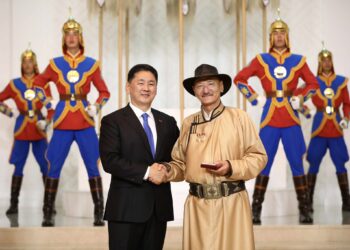 Чойнхорын Найдандоржид Ардын жүжигчин цол хүртсэн бөгөөд одон медаль авсан эрхэмүүдийг танилцуулж байна