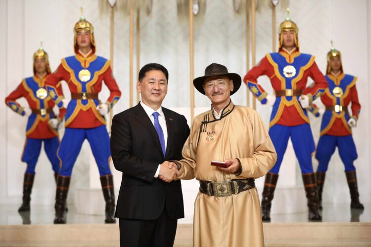 Чойнхорын Найдандоржид Ардын жүжигчин цол хүртсэн бөгөөд одон медаль авсан эрхэмүүдийг танилцуулж байна