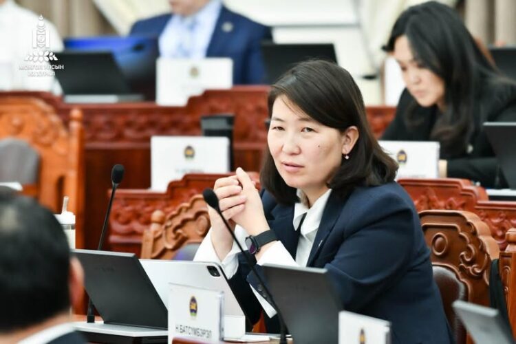 УИХ-ын гишүүн Х. Баасанжаргал: Эрх мэдлээ ашиглан давуу байдал үүсгэж буй байдлыг таслан зогсоох ёстой гээд олон талаас нь бичсэн боловч тойргийн гишүүд маань ‘байх ёстой зүйл’ хэмээн үзэж байна