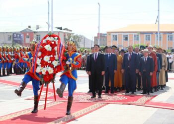 Төр, нийгмийн зүтгэлтэн Ю.Цэдэнбалын хөшөөнд хүндэтгэл үзүүллээ