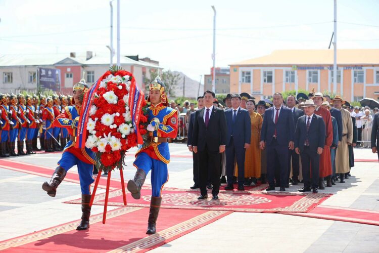 Төр, нийгмийн зүтгэлтэн Ю.Цэдэнбалын хөшөөнд хүндэтгэл үзүүллээ