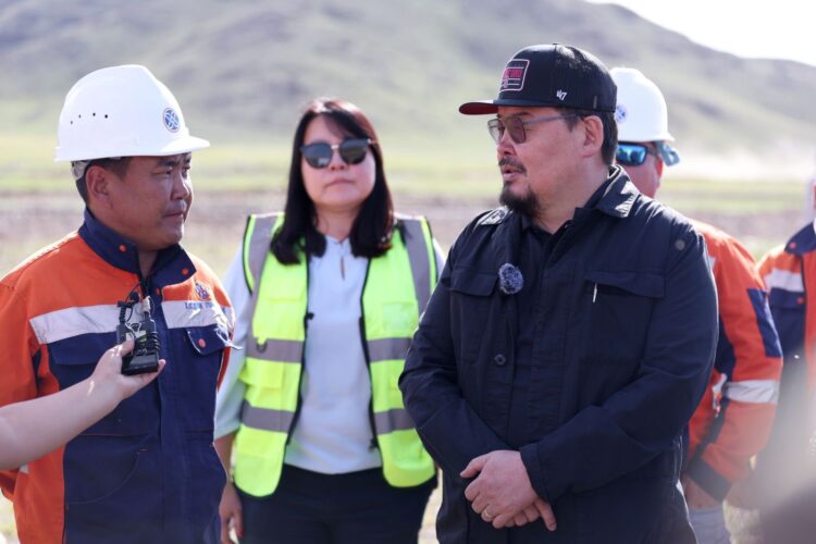 Ерөнхий сайд “Чойр-Мандалговь-Арвайхээр” төслийн Арвайхээрийн хоёр түвшний уулзвар бүхий автозамын бүтээн байгуулалттай танилцлаа