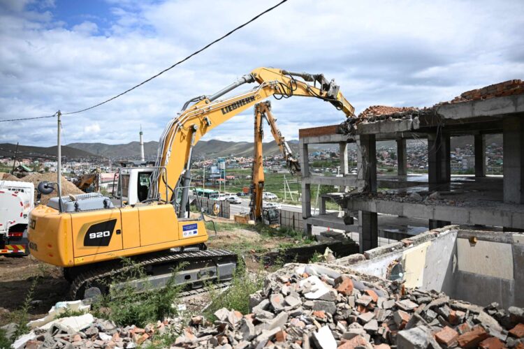 Сэлбэ хот төслийн талбайд зөвшөөрөлгүй баригдсан барилгуудыг албадан буулгаж, гарсан хог хаягдлыг дахин боловсруулж эхэллээ