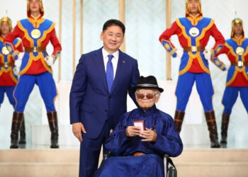 Ардын уран зохиолч Пунцагийн Бадарчид Хөдөлмөрийн баатар цол хүртээлээ