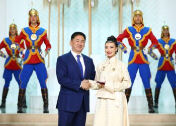 Монгол Улсын Ерөнхийлөгч Ухнаагийн Хүрэлсүх зарлиг гарган, нэр бүхий эрхмүүдэд төрийн дээд цол, одон, медаль хүртээлээ