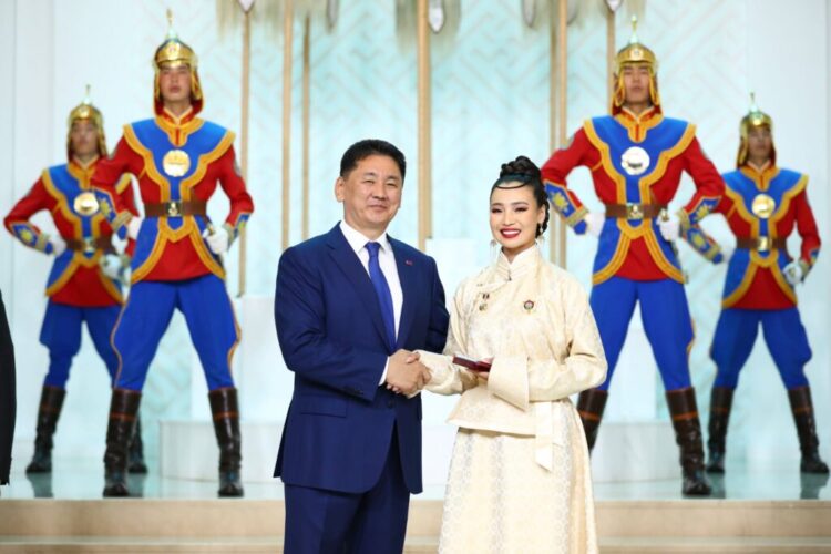 Монгол Улсын Ерөнхийлөгч Ухнаагийн Хүрэлсүх зарлиг гарган, нэр бүхий эрхмүүдэд төрийн дээд цол, одон, медаль хүртээлээ