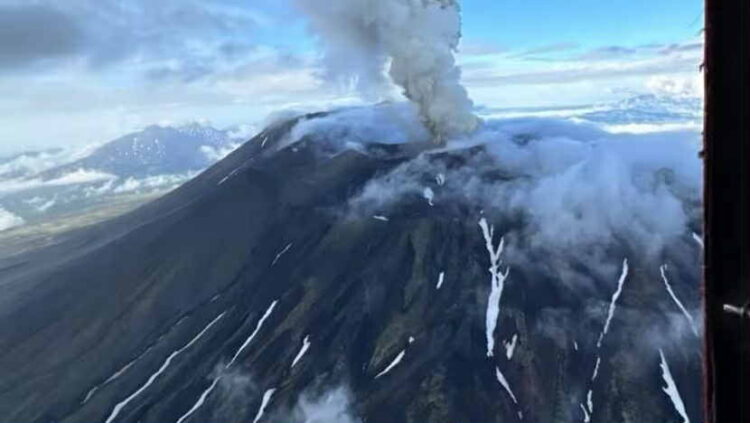 ОХУ-ийн Камчатка мужийн ойролцоох унтсан галт уул 475 жилийн дараа дэлбэрлээ