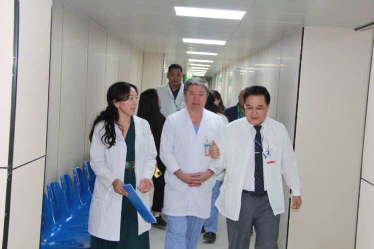 ХСҮТ-ийн ерөнхий захирал Ц.Батболд захирлын зөвлөлийн гишүүд, холбогдох мэргэжилтнүүдийн хамт эмнэл зүйн тасгуудаар тойролт хийж, үйл ажиллагаатай нь танилцлаа
