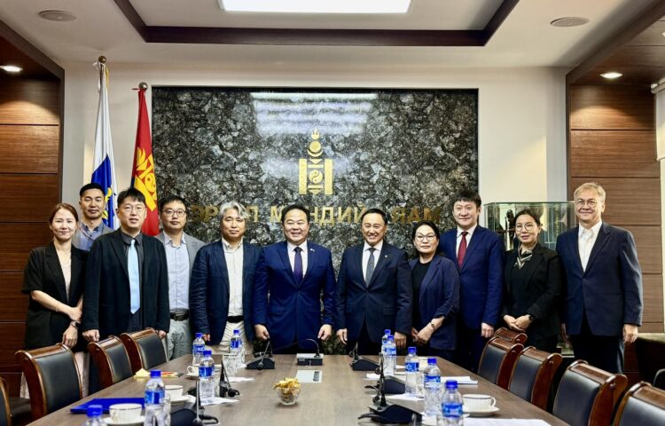 ЭРҮҮЛ МЭНДИЙН САЙД Ж.ЧИНБҮРЭН БНСУ-ЫН СОЛОНГОСЫН ҮНДЭСНИЙ СҮРЬЕЭГИЙН НИЙГЭМЛЭГИЙН ТӨЛӨӨЛӨГЧДИЙГ ХҮЛЭЭН АВЧ УУЛЗЛАА