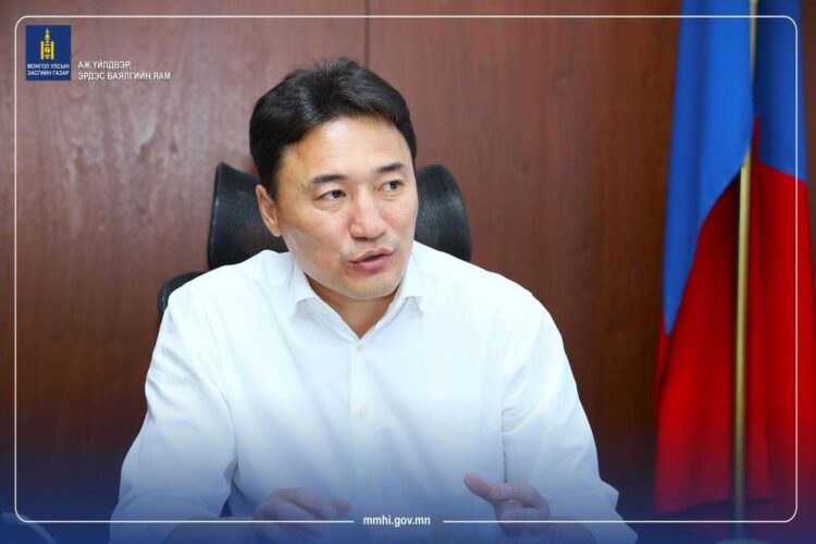 Аж үйлдвэр, эрдэс баялгийн сайд Г.Дамдинням “Эрдэнэс Оюу Толгой” ХК-ийн үйл ажиллагааны талаарх мэдээллийг сонслоо.