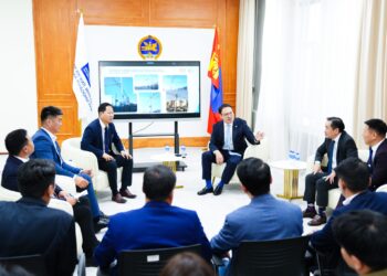 Нийслэл хотын төв болон бусад хэсгээр гэрлийн шон, барилга байгууламжийн дээврээр татагдсан кабелийг цэгцэлнэ