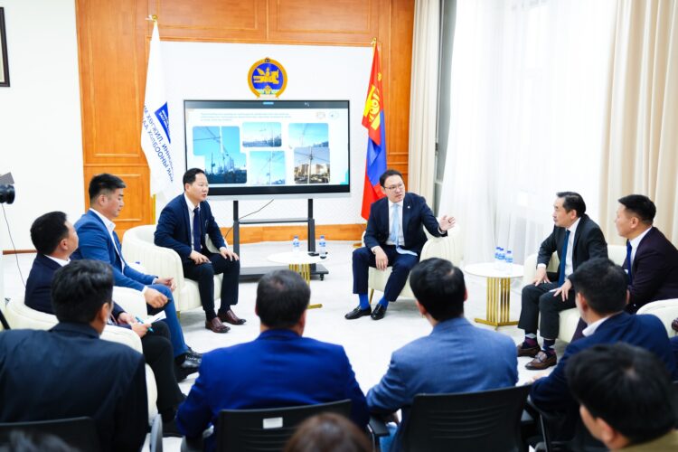 Нийслэл хотын төв болон бусад хэсгээр гэрлийн шон, барилга байгууламжийн дээврээр татагдсан кабелийг цэгцэлнэ