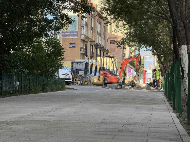 Саппорогийн уулзвараас Баруун 4 зам хүртэлх явган хүний замыг “ТАСО” компани өөрийн үйлдвэрлэсэн чулуугаар тохижуулж байна