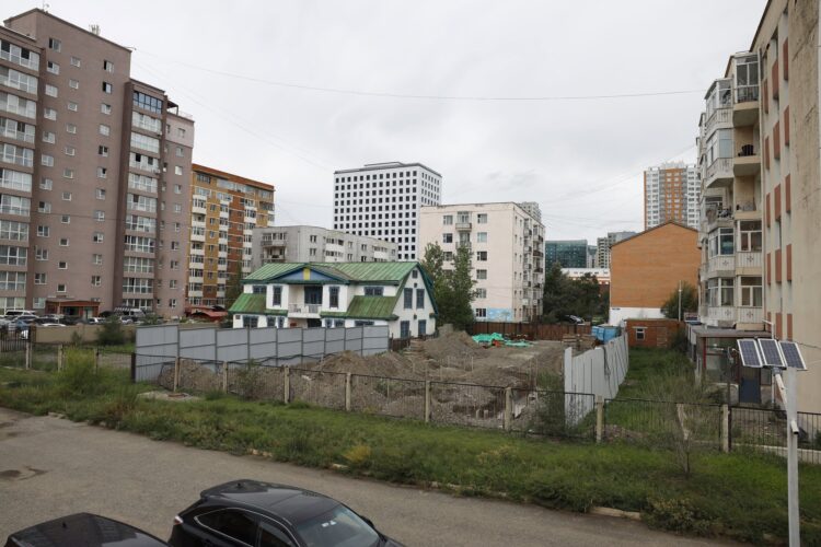 Богд хааны Хүрэн ордны зүүн талын барилгын ажлыг зогсоож, хуулийн дагуу газрыг буцаан авна