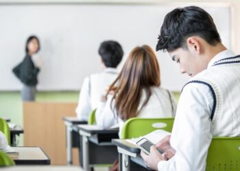 Өмнөд Солонгос: Сурагчдын гар утас хэрэглээг хязгаарлах хууль баталлаа