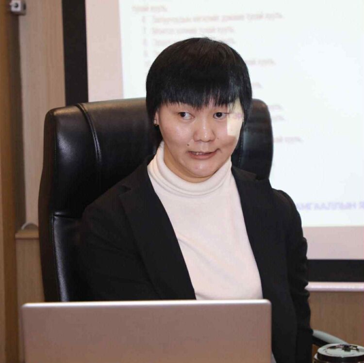 Иргэн Б.Болороо: Би өөрөө аавын хайр халамжийг нэг ч өдөр амсаж үзээгүй өссөн болохоор нөхрөөсөө л аав хүний хайр халамж ямар байдгийг харж, ойлгож мэдэрдэг байлаа