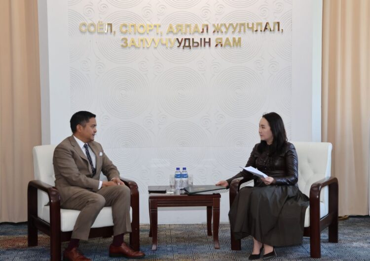 СОЁЛ, СПОРТ, АЯЛАЛ ЖУУЛЧЛАЛ, ЗАЛУУЧУУДЫН САЙД Ч.УНДРАМ АМЕРИКИЙН НЭГДСЭН УЛСААС МОНГОЛ УЛСАД СУУГАА ОНЦ БӨГӨӨД БҮРЭН ЭРХТ ЭЛЧИН САЙД РИЧАРД БУАНГАНЫГ ХҮЛЭЭН АВЧ УУЛЗЛАА